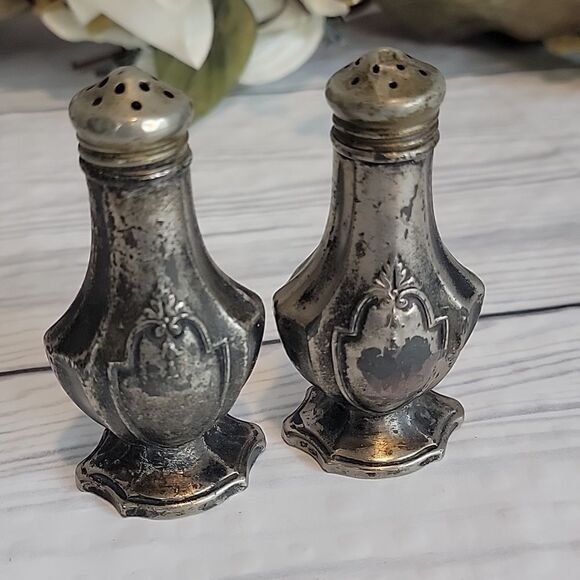 Vintage victorian style pedastal salt and pepper shakers - Picture 8 of 10